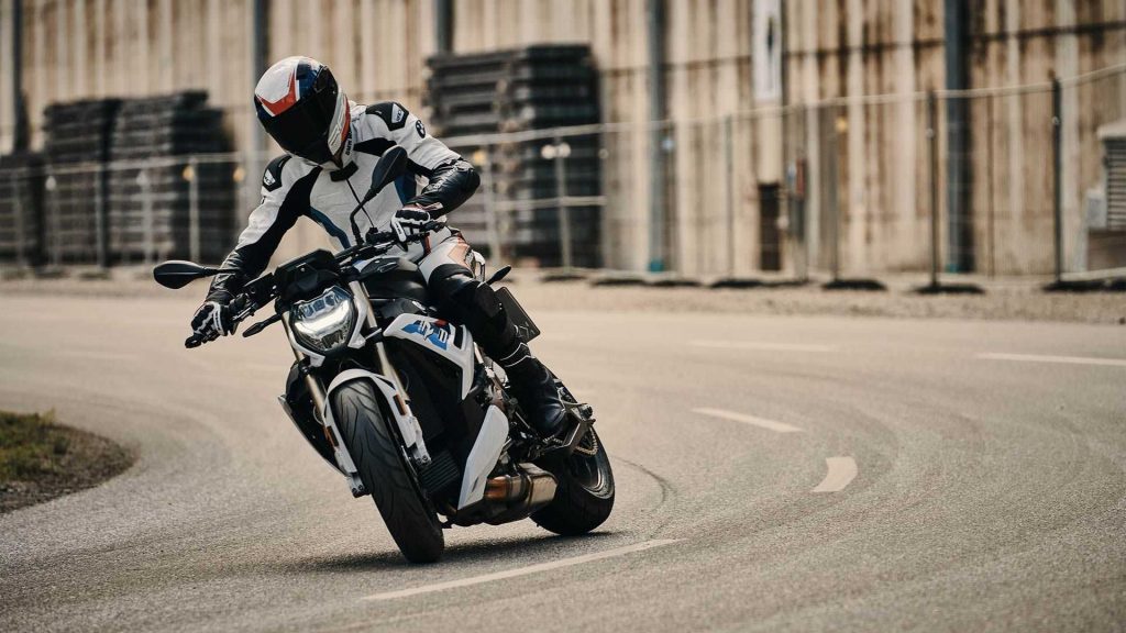 2021-bmw-s-1000-r-action-front