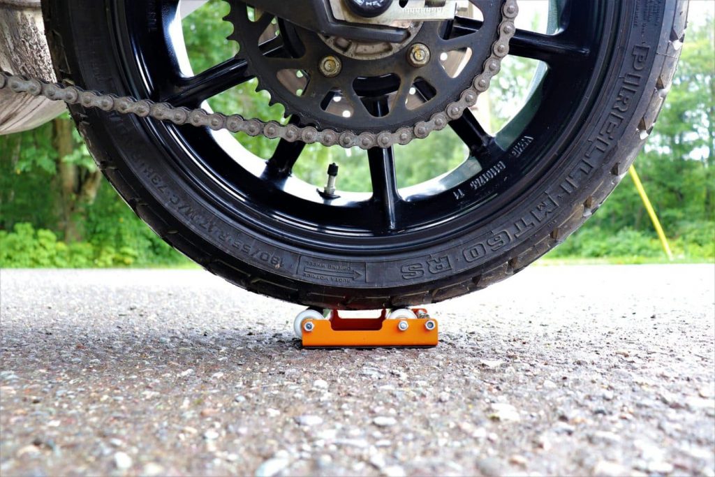 GRoller - приспособление под заднее колесо мотоцикла для чистки и смазки цепи